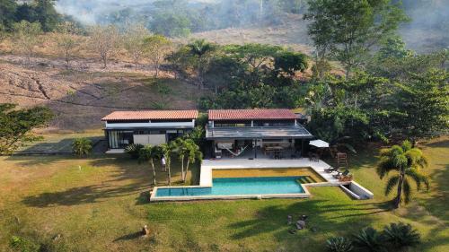 TarsoにあるFinca Los Polines en Tarsoのプール付きの家の航空写真