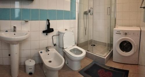 a bathroom with a toilet and a sink and a shower at Residencial Ilha do Maio App 101 in Santa Maria