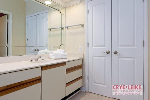 een badkamer met een wastafel en een spiegel bij Romar House 901A in Orange Beach