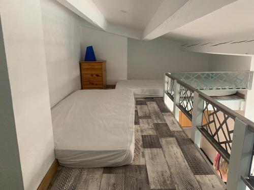 une petite chambre avec un lit et un balcon dans l'établissement Appartement Cap d'Agde 2 Pièces et Mezzanine, au Cap d'Agde