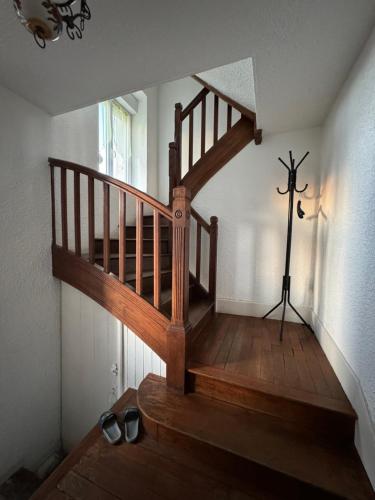 バン・レ・バンにあるAppartement logis balnéenの三脚付きの部屋の木製螺旋階段