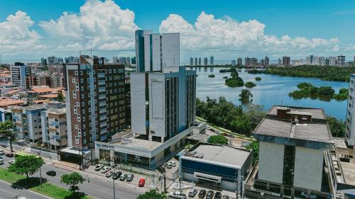 uma vista aérea de uma cidade com um rio e edifícios em SLZ Lagoa Hotel em São Luís