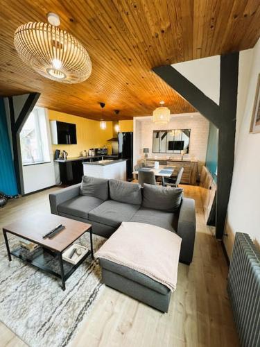 un salon avec un canapé et une table dans l'établissement Appartement l'effet Mers, à Mers-les-Bains