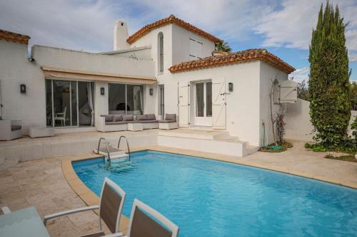 une villa avec piscine devant une maison dans l'établissement Maison de charme au cœur du golfe de Saint-Tropez, à Gassin