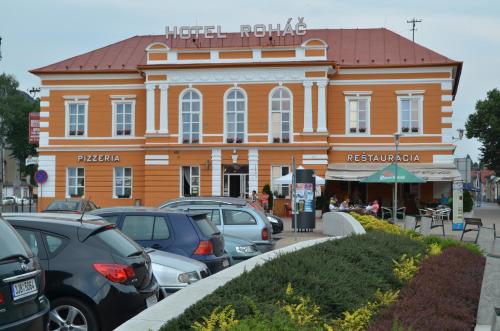 Un gran edificio con coches aparcados delante. en Hotel Roháč, en Trstená