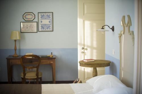 1 dormitorio con escritorio, 1 cama y 1 silla en Villa Sant'Angelo en Alba Adriatica
