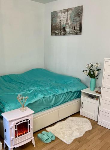 - une petite chambre avec un lit et une cheminée dans l'établissement Cozy Studio near Tour Eiffel, à Paris