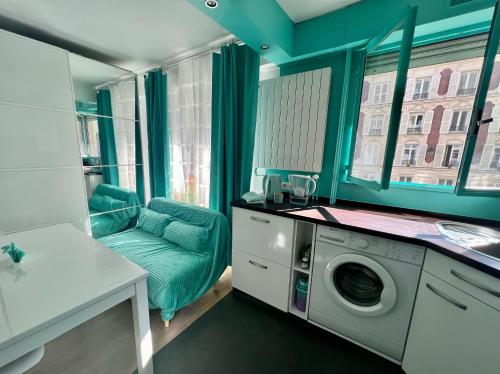 - une buanderie avec un lave-linge et une chaise dans l'établissement Cozy Studio near Tour Eiffel, à Paris