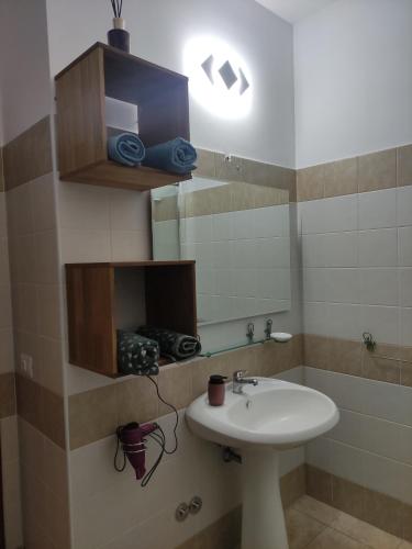 y baño con lavabo y espejo. en Caracciolo B&B, en Fiano Romano