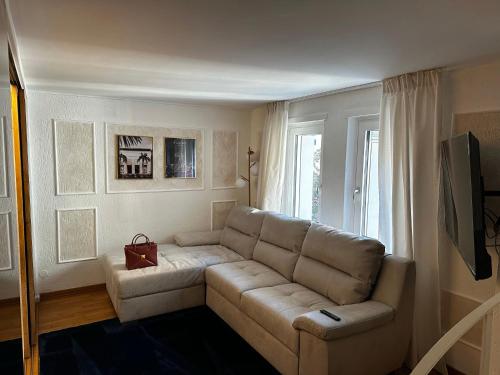 un soggiorno con divano bianco e finestra di PARIOLI LUXURY SUITE III a Roma