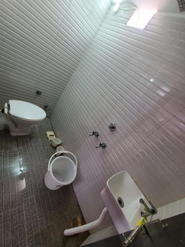 ein Bad mit einem Waschbecken und einem WC. in der Unterkunft Shridham Homestay in Ujjain