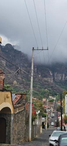 una calle con coches estacionados en el lado de una montaña en Casa los Abuelos en Tepoztlán