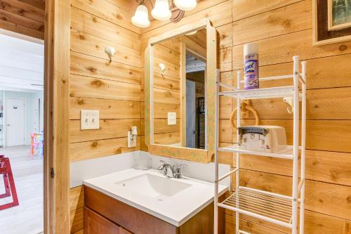 een badkamer met een wastafel en een spiegel bij Sunny Freeport Beach House Rental Near Shore in Freeport