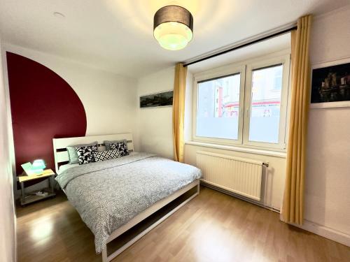 1 dormitorio con cama y ventana grande en Nr.1 Perfect 3 bedrooms Near To Main Train Station, en Viena