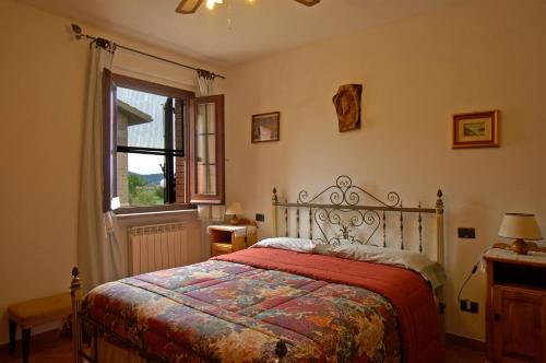カスティリオーネ・デッラ・ペスカーイアにあるAgriturismo Val di Nappoのベッドルーム1室(赤い掛け布団、窓付)