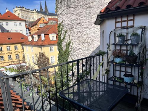 プラハにあるApartman Mala Stranaの市街の景色を望むバルコニー