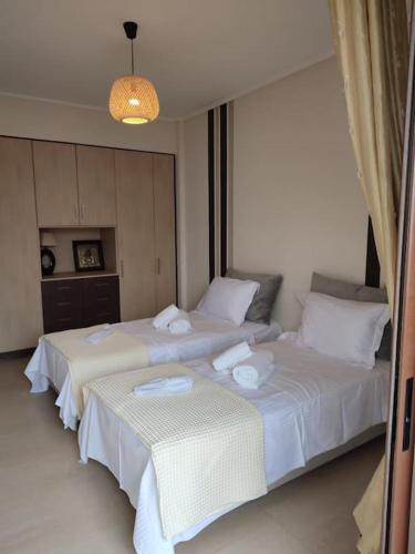 - 2 lits installés l'un à côté de l'autre dans une chambre dans l'établissement Sophie's Cozy House, à Patras