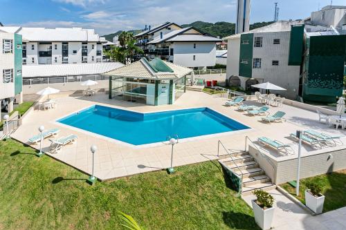 uma vista superior de uma piscina no topo de um edifício em Apto vista mar a poucos metros da P. Brava CTA022 em Florianópolis