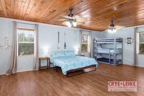a bedroom with a bed and bunk beds in it at Riverwood Lodge in Foley