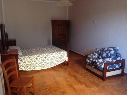 アグローポリにあるResidenza Annaの小さなベッドルーム(ベッド2台、椅子付)