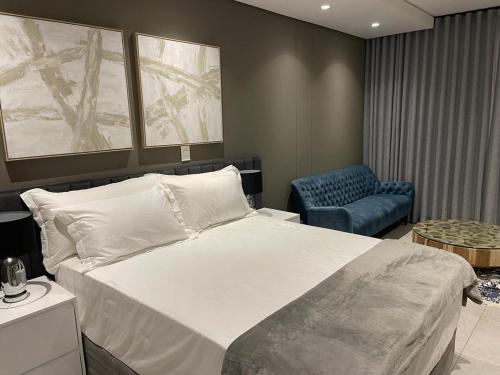 Postel nebo postele na pokoji v ubytování Zimbali Lakes Boulevard Suites 136