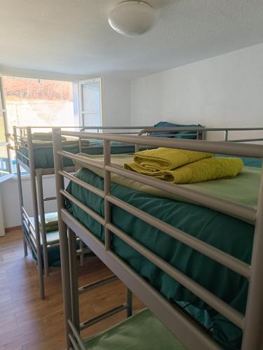 un groupe de lits superposés dans une pièce dans l'établissement Gîte Ha-Py Friends, à Campan