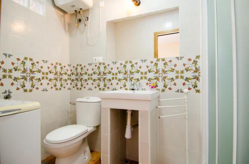 a bathroom with a toilet and a sink at Mediterranean Terraces - Sandy Beach in Villajoyosa
