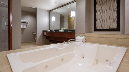 uma grande banheira branca na casa de banho em Holiday Inn Express Hotel & Suites Sherwood Park-Edmonton Area, an IHG Hotel em Sherwood Park