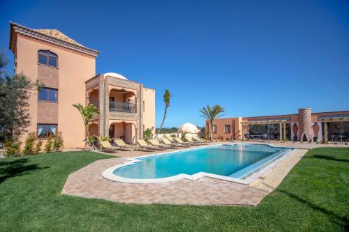 una foto di una villa con piscina di Al Karob Yoga Boutique Hotel a Guia