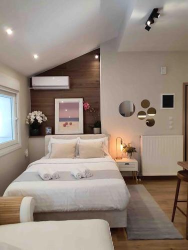a bedroom with a large bed with towels on it at Cozy studio στο κεντρο in Larisa