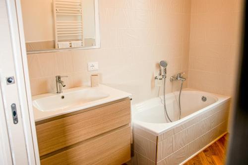 Villa Essenza - Rooms and Breakfast في ألبينغا: حمام مع حوض وحوض استحمام