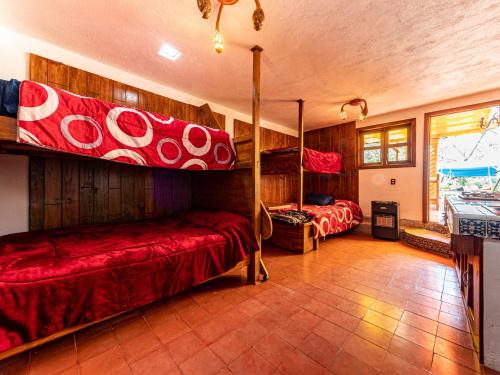 1 dormitorio con 2 literas en una habitación en Dos Cabañas, Popocatépetl e Iztlaccíhuatl, en Atlautla