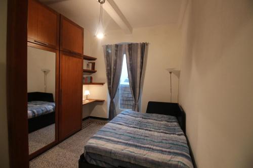 a small bedroom with a bed and a window at La stella di Manarola- Bluchalet in Manarola