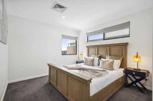 Katil atau katil-katil dalam bilik di First-Class Townhouse w free parking and Wi-Fi