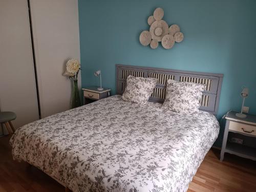 1 dormitorio con 1 cama con pared azul en Les Fées Mer - Dieppe - Normandie en Dieppe