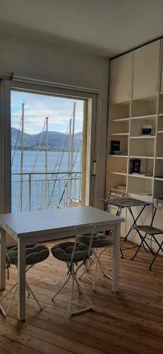 a room with a table and chairs and a large window at Monolocale La Darsena in Portoferraio