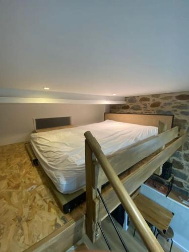 - un lit dans une pièce en construction dans l'établissement Studio charmant et cosy, à Saint-Brieuc