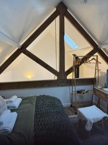 een slaapkamer met een groot bed op het dak bij The Old Dairy in Newbury