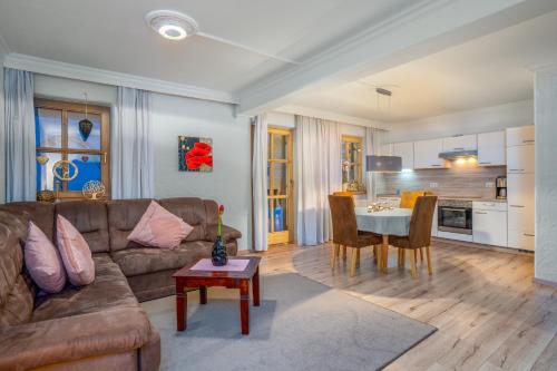 Nhà bếp/bếp nhỏ tại Ferienwohnungen Sunnwies