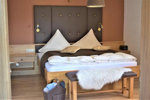 a bedroom with two beds with a headboard at Ferienwohnungen Sunnwies in Bodenmais