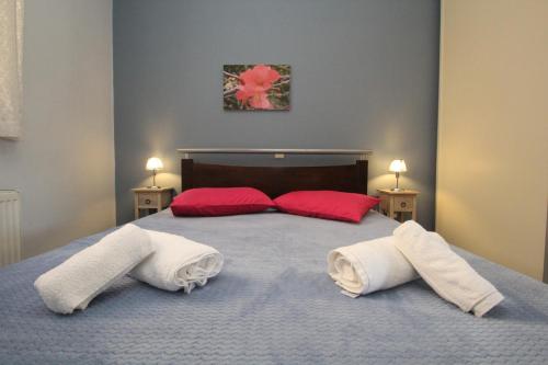 En eller flere senge i et værelse på By The Beach 2 Bedroom Apartment By Frangki