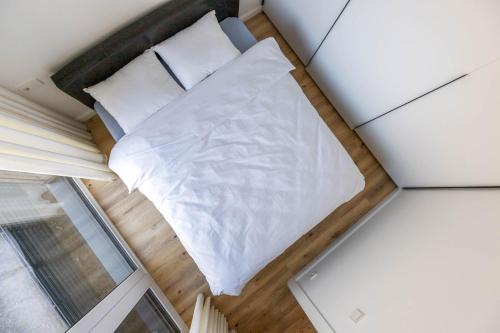 una vista dall'alto di un letto in una stanza di Melnragė II terasa a Klaipėda