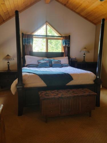 A bed or beds in a room at Relaxing Timbermont Cottage