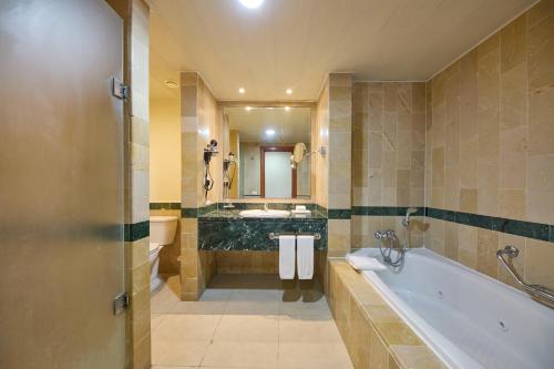 La grande salle de bains est pourvue d'une baignoire et d'un lavabo. dans l'établissement Bahia Principe Grand Jamaica - All Inclusive, à Runaway Bay