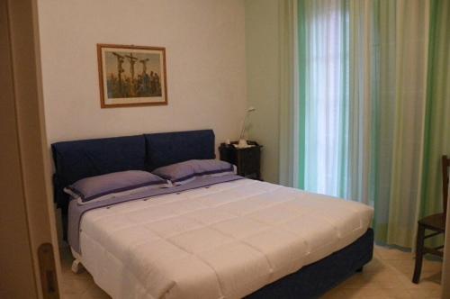 ein Schlafzimmer mit einem großen Bett in einem Zimmer in der Unterkunft Villa Emma - L'Arte dell'Accoglienza in San Marino