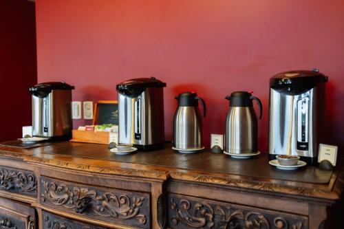 a row of kettles on top of a wooden table at Loi Suites Chapelco Hotel in San Martín de los Andes