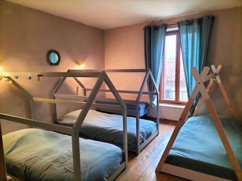 deux lits superposés dans une chambre avec fenêtre dans l'établissement La planque, à Puilaurens