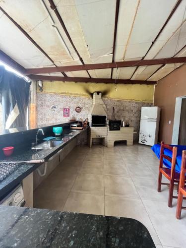 uma grande cozinha com um balcão e um fogão em paraiso em goias em Novo Gama