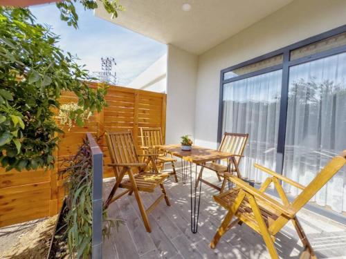 Un balcon sau o terasă la Stylish Garden Retreat, Ultimate Relaxation