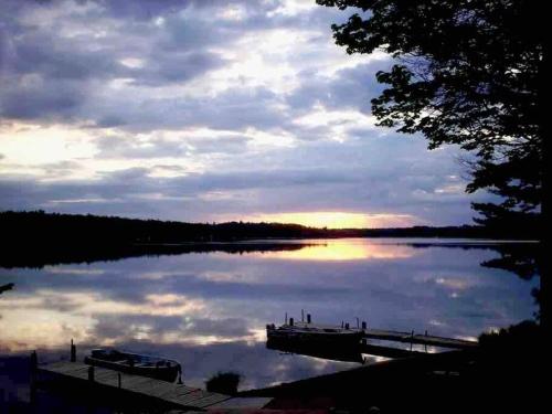 Φωτογραφία από το άλμπουμ του 3BR Waterfront Cabin w/ Wi-Fi & Private Docks σε Saint Germain